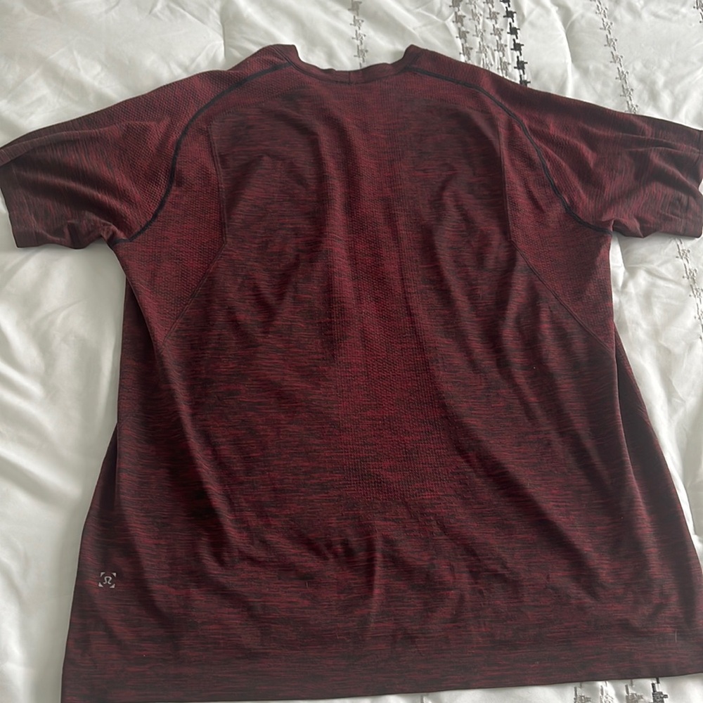 Men’s size large Lululemon shirt